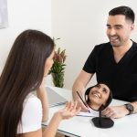 Razgovor sa pacijentkinjom uz ogledalo tokom konsultacije