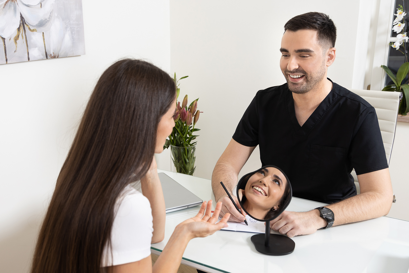 Conversation with the female patient by the mirror during the consultation